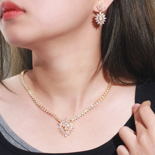 Conjunto de collar y pendientes con colgante de hoja chapado en oro y circonita cúbica