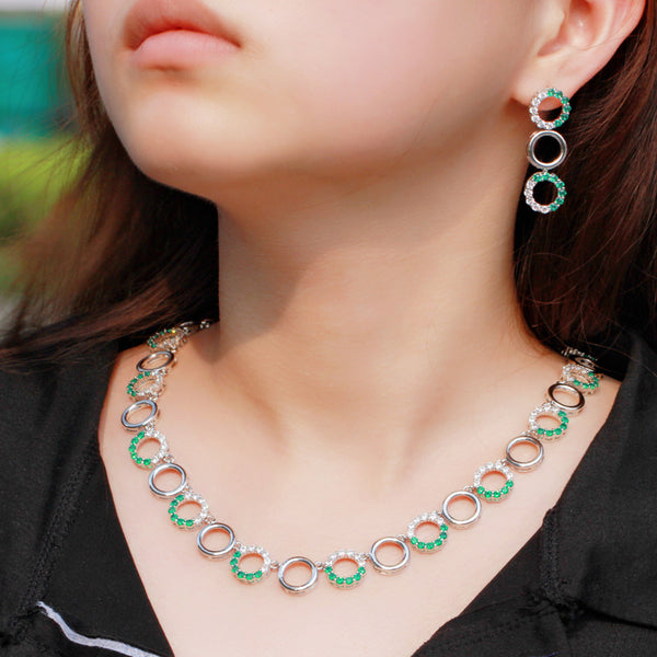 Conjunto de aretes y gargantilla con eslabones circulares de cristal de circonita cúbica verde dorado