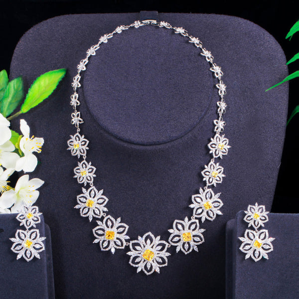 Conjunto de collar y pendientes con gargantilla y flor grande con circonitas cúbicas amarillas brillantes