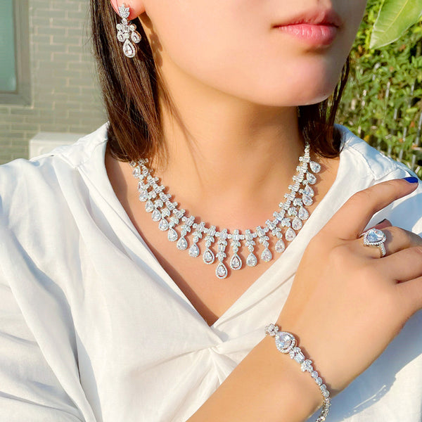Hermoso conjunto de 4 piezas de collar, pendientes, anillo y pulsera con colgante de gota de agua y circonita cúbica.