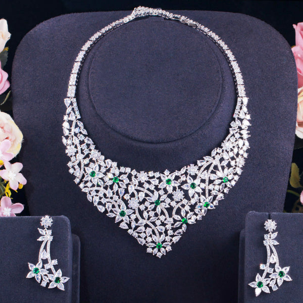 Conjunto de collar y pendientes anchos con delicada flor de circonita cúbica verde