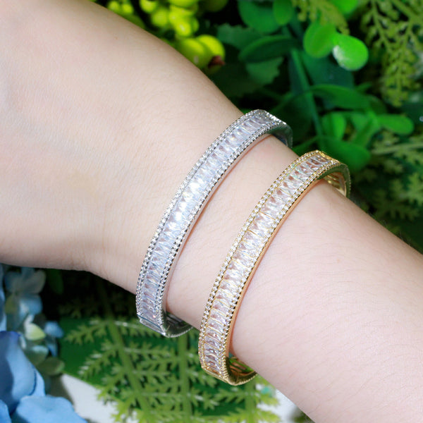 Brazaletes de mano abiertos grandes con forma de baguette y circonita cúbica brillante en color plata