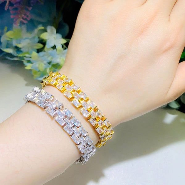 Brazaletes anchos y grandes de oro amarillo con circonitas cúbicas blancas brillantes y corte princesa