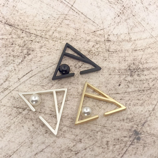 Pendientes unisex de estilo punk con cremallera, de perla sintética hueca, con forma de puño abierto y un solo triángulo.