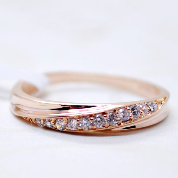 Anillo de bodas sencillo de oro rosa con circonitas cúbicas