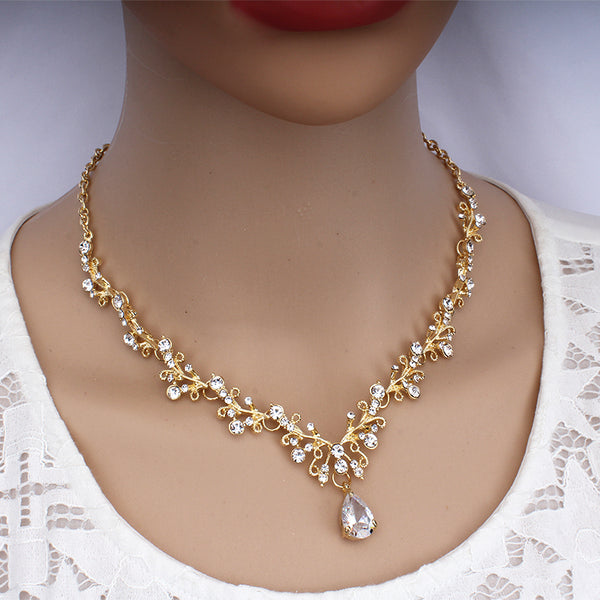 Conjunto de collar y pendientes de cristal con accesorios de vestir