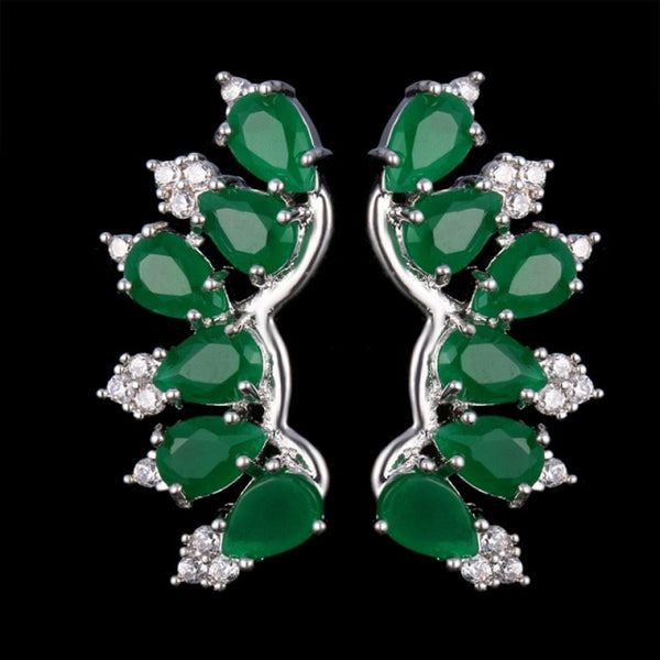 Pendientes étnicos de alas verdes con clip y cristales plateados.