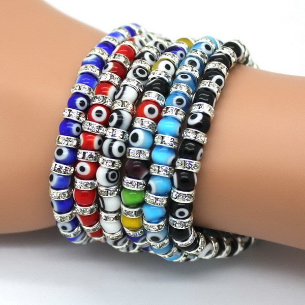 Pulseras con dijes de mal de ojo