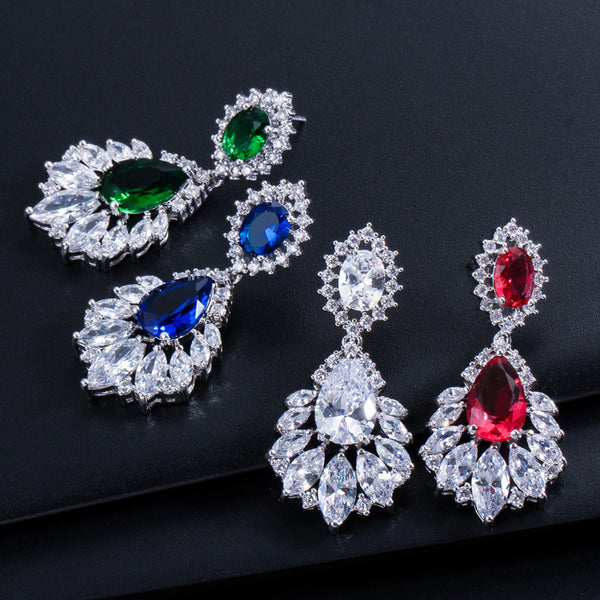 Pendientes colgantes grandes de lujo color plata con circonita cúbica verde y largos para novia y boda.