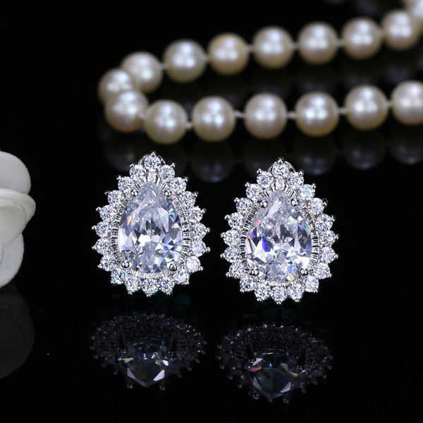 Pendiente de clip de moda sin perforaciones con circonita cúbica blanca transparente, elegante y con corte de pera grande.