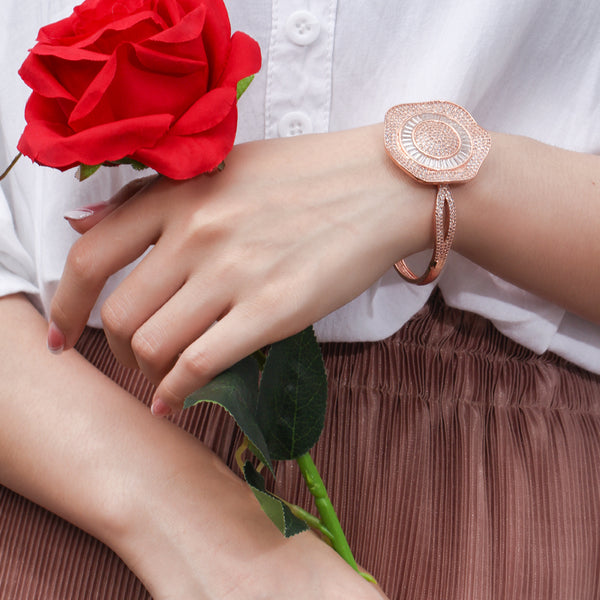 Brazalete abierto de circonita cúbica de forma redonda grande para mujer.