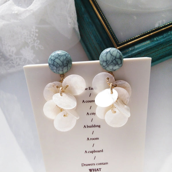 Elegantes pendientes de clip con pétalos de flor de concha, sin orificio para la oreja, románticos pendientes de clip redondos con piedra de resina.