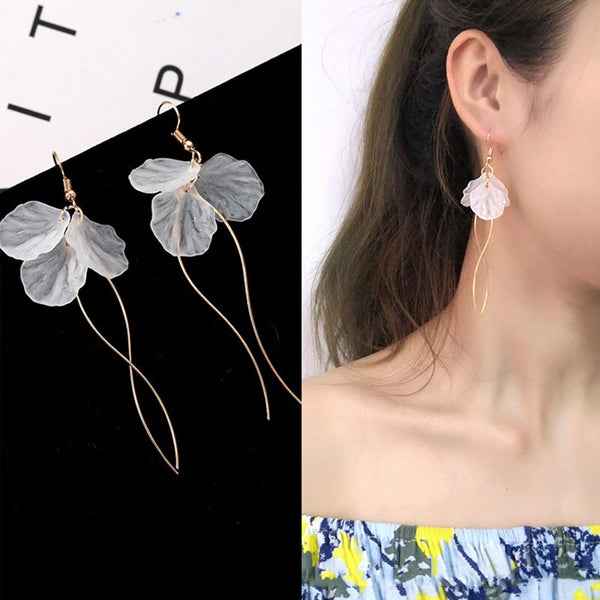 Pendientes largos de clip con pétalos de acrílico blanco coreano para mujer