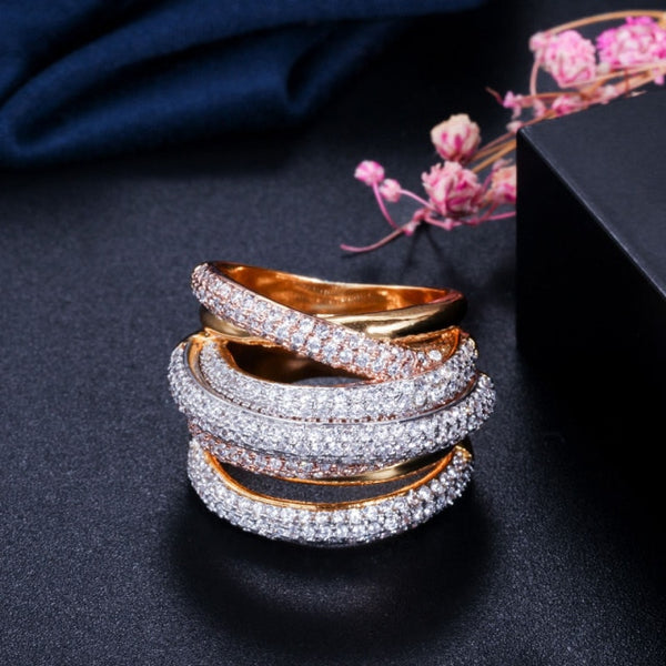 Anillo de compromiso grande con circonitas cúbicas y geometría dorada de 3 tonos