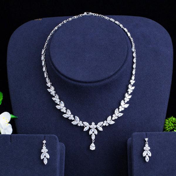 Collar y pendientes largos con colgante y engaste de circonitas cúbicas en forma de hoja grande