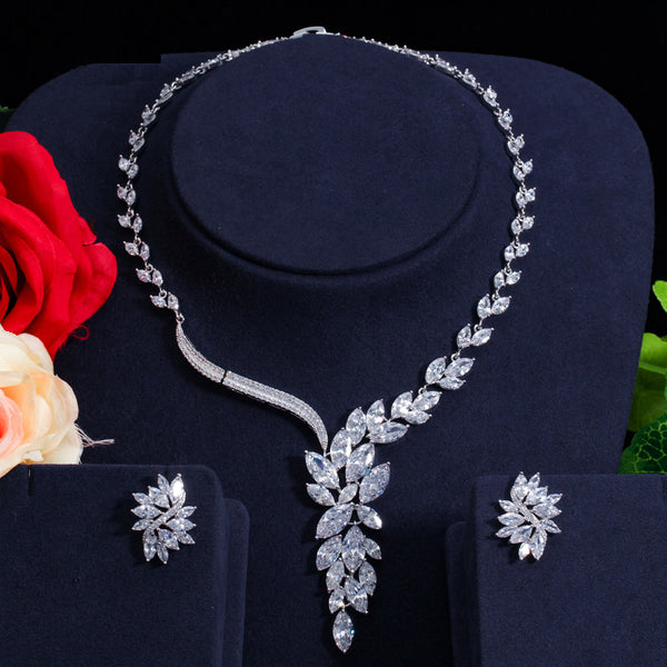 Conjunto de collar y pendientes con circonitas cúbicas en forma de marquesa grande