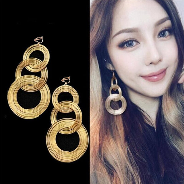 Pendientes largos de clip con tres círculos geométricos grandes en color dorado punk para mujer